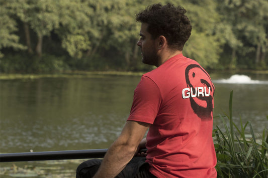 Guru Brush Logo Rotes T-Shirt